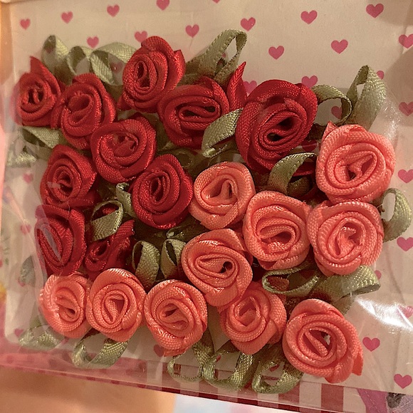 💐FREE W/ ANY PURCHASE! 20 pcs silky red/pink roses appliqué for crafting - Picture 2 of 4